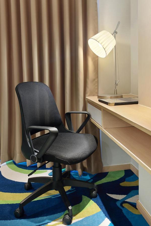 Holiday Inn Express Jakarta Wahid Hasyim By Ihg מראה חיצוני תמונה