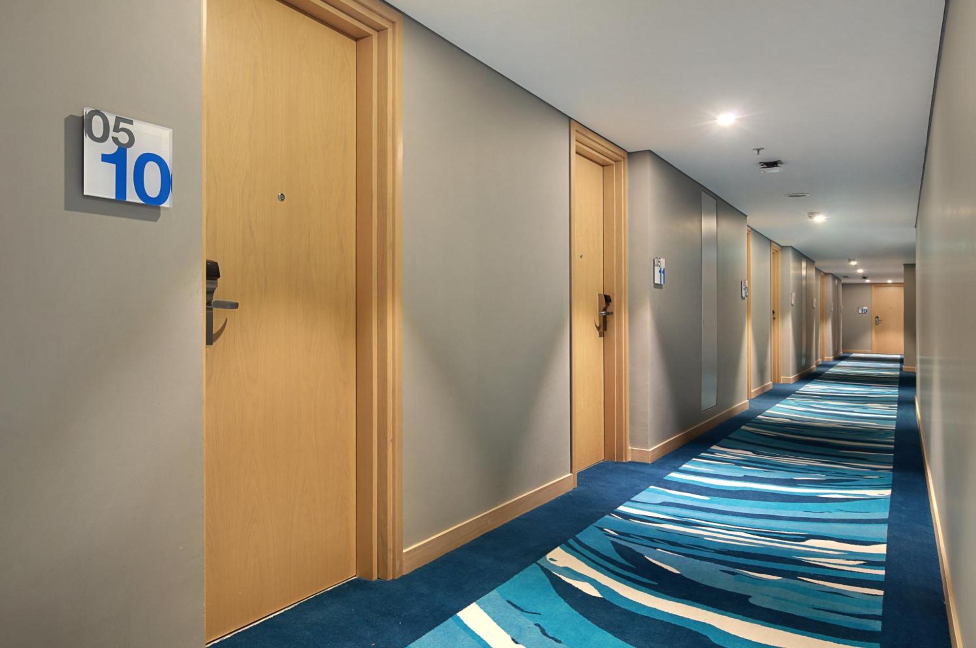 Holiday Inn Express Jakarta Wahid Hasyim By Ihg מראה חיצוני תמונה