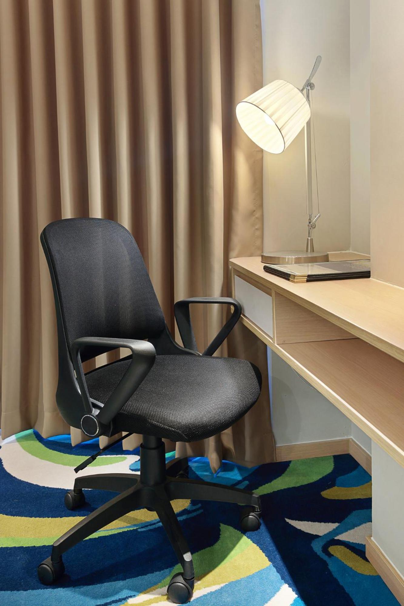 Holiday Inn Express Jakarta Wahid Hasyim By Ihg מראה חיצוני תמונה
